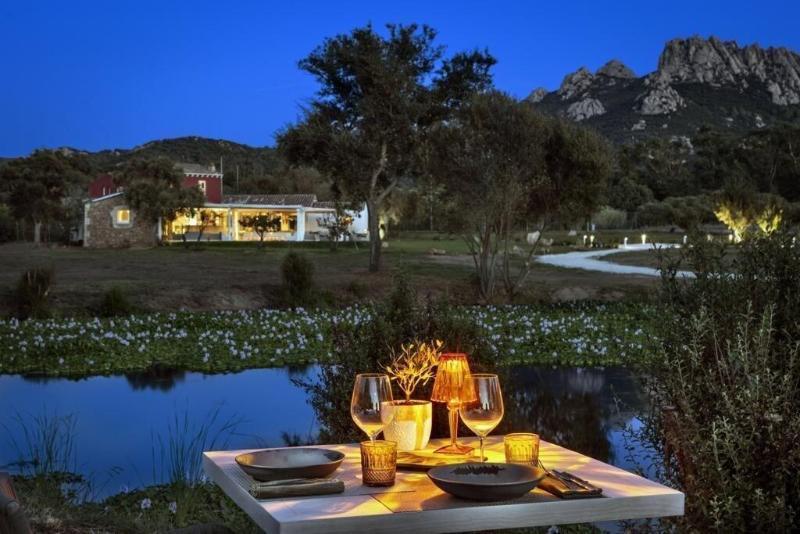 Li Neuli Country Club Hotel San Pantaleo Exterior foto