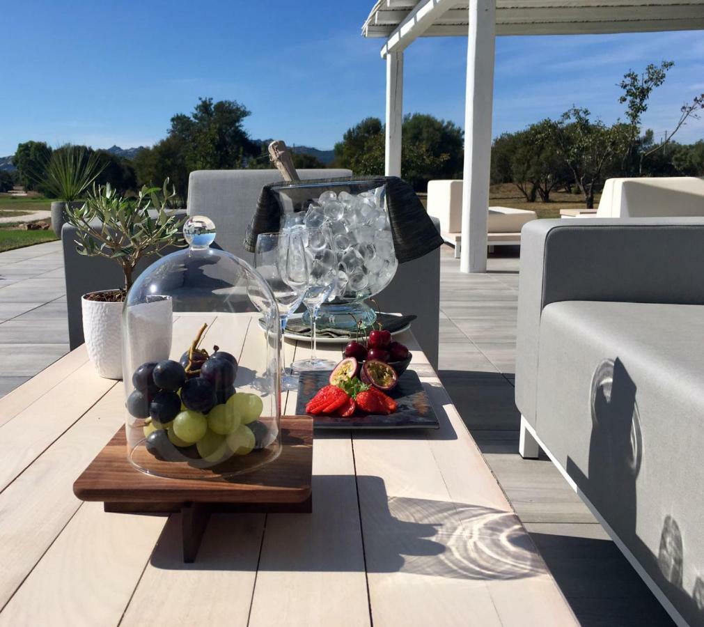 Li Neuli Country Club Hotel San Pantaleo Exterior foto