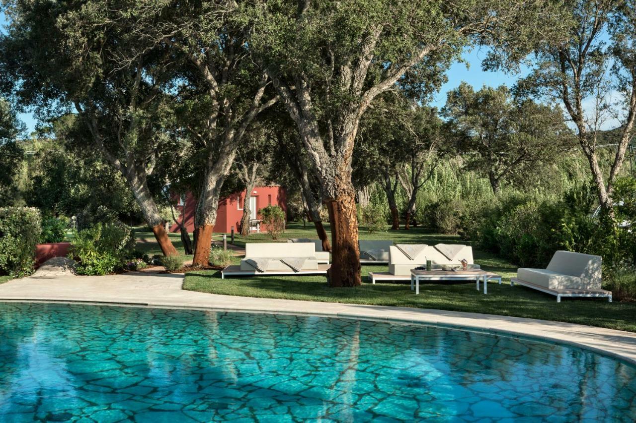 Li Neuli Country Club Hotel San Pantaleo Exterior foto