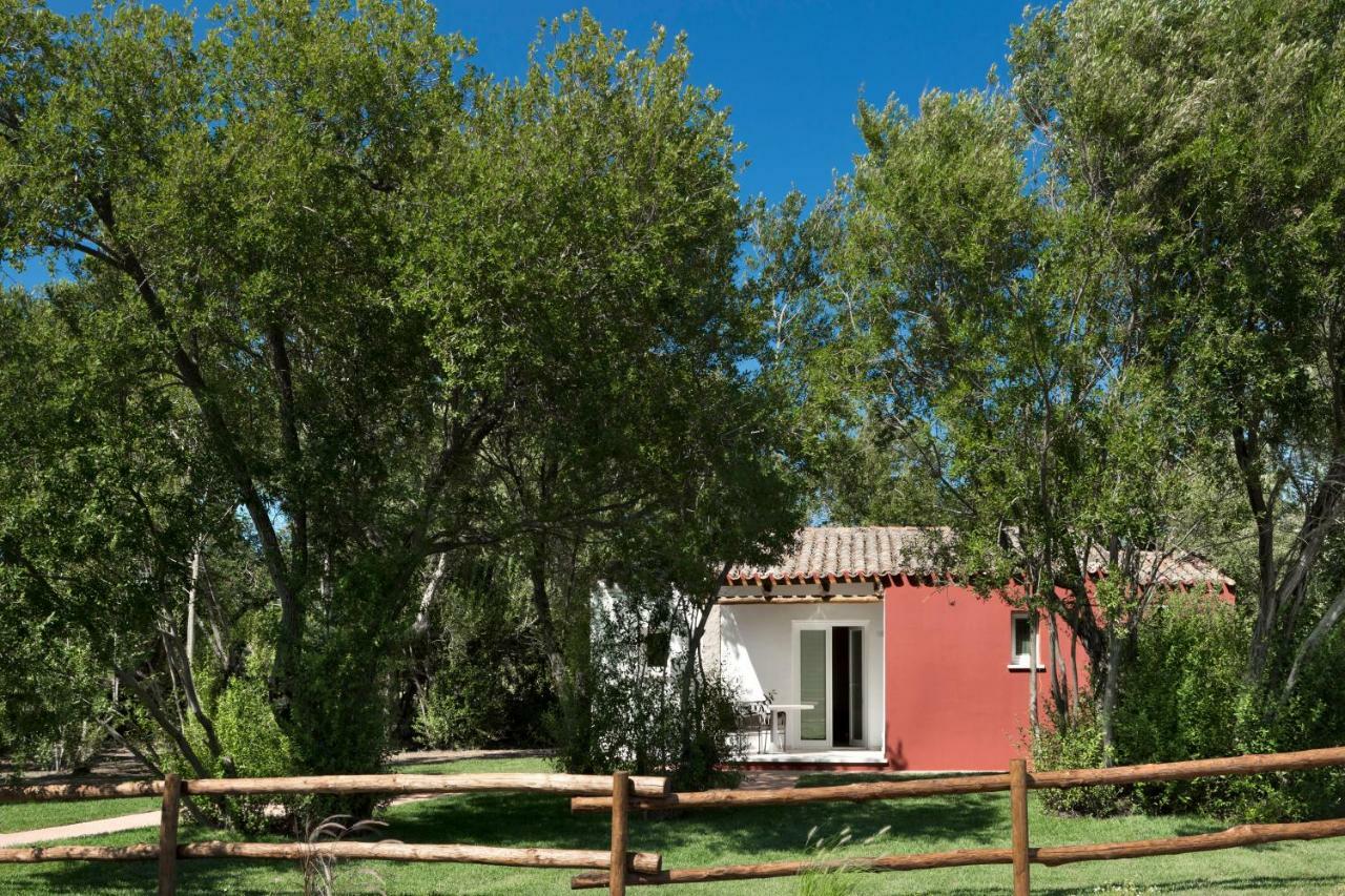 Li Neuli Country Club Hotel San Pantaleo Exterior foto
