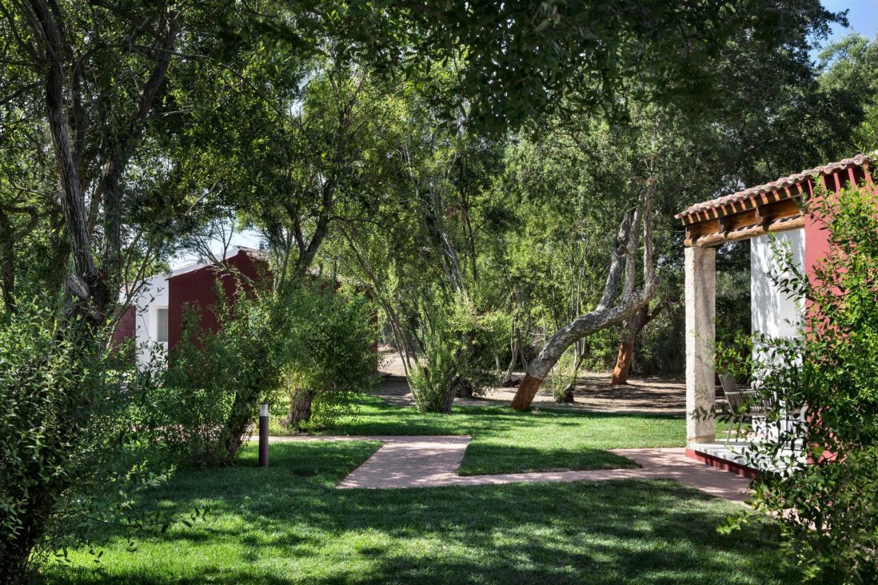 Li Neuli Country Club Hotel San Pantaleo Exterior foto