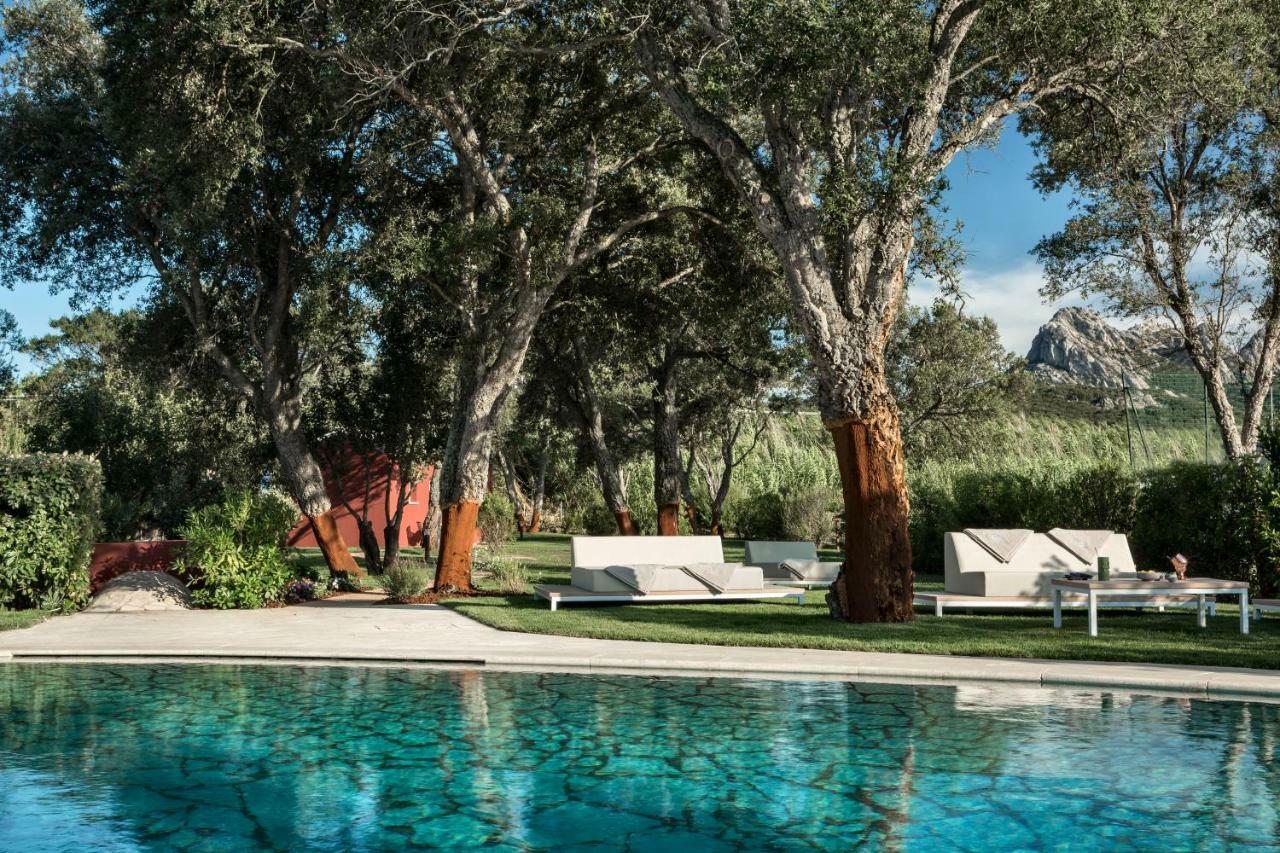 Li Neuli Country Club Hotel San Pantaleo Exterior foto