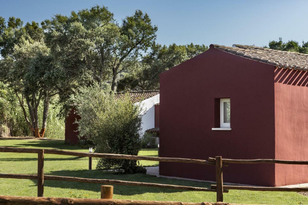Li Neuli Country Club Hotel San Pantaleo Exterior foto